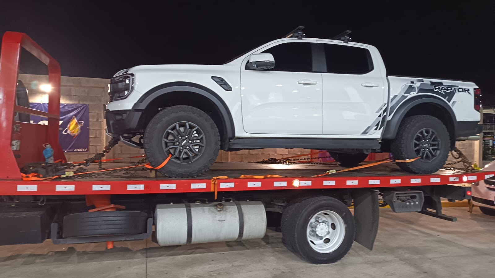 Traslado nocturno de pickup en plataforma